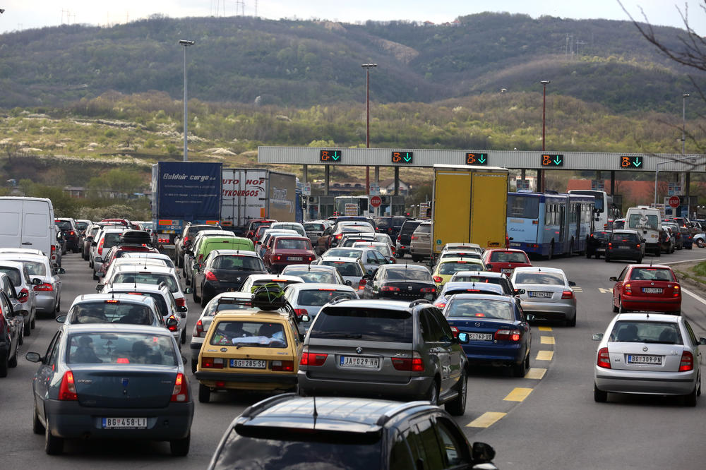 GUŽVE NAKON PRAZNIKA, IZ PUTEVA SRBIJE JAVLJAJU: Očekuje se oko 30.000 vozila kroz naplatnu stanicu Beograd