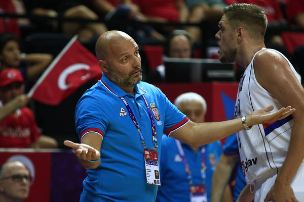 NOVI INCIDENT U ISTANBULU PRED MEČ SRBIJE: Nepoznati muškarac hteo da uđe sa srpskim košarkašima u halu, nasrnuo na obezbeđenje! (VIDEO)