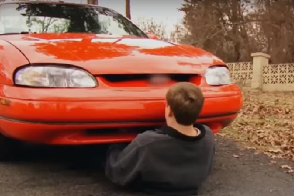 VOLI DA SE TRLJA PO HAUBI, A TEK KAD VIDITE KAKO GA LJUBI! Ovaj mladić je zaljubljen u svoj automobil i imaju redovan seks! (VIDEO)