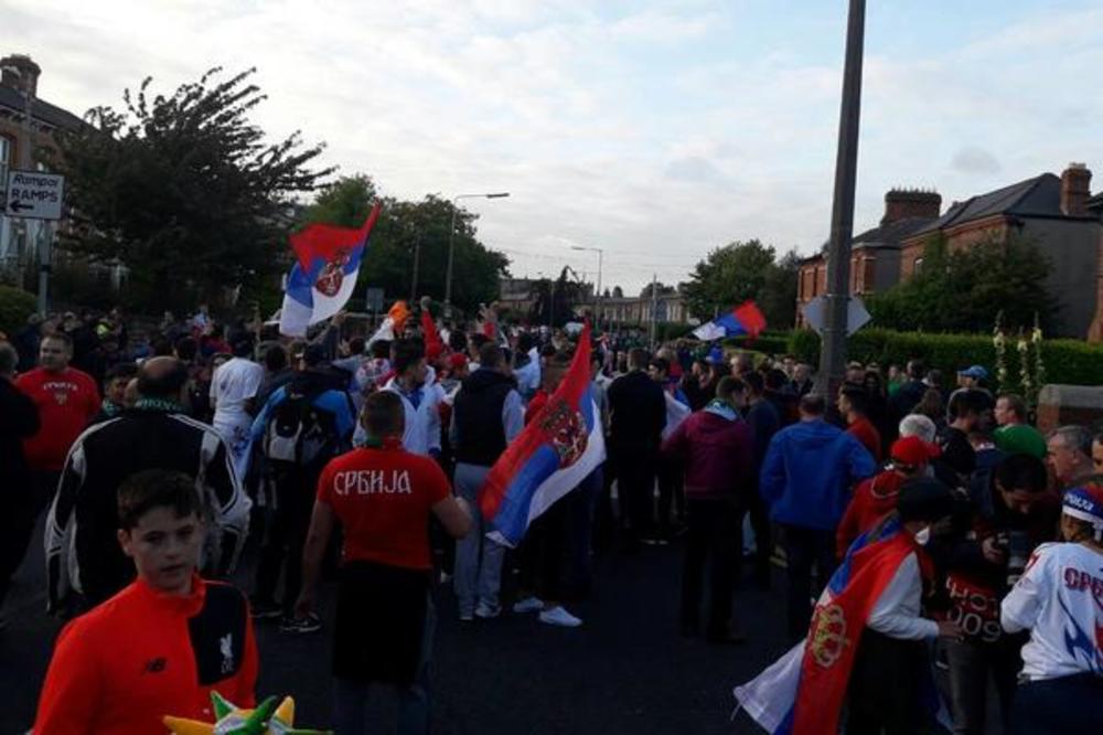 Organizator im ne može ništa! Srpski navijači ponovo u šajkačama pred finale Eurobasketa! (VIDEO)