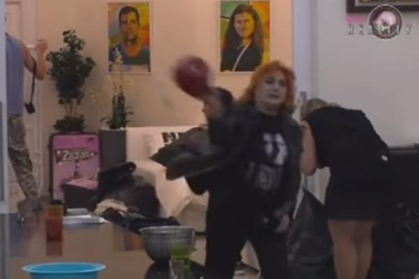 KAKVA PUKOTINA! Iz čista mira i nemira pevačica počela da divlja, baca šerpe i stvari: Ostali je gledali u NEVERICI! (VIDEO)