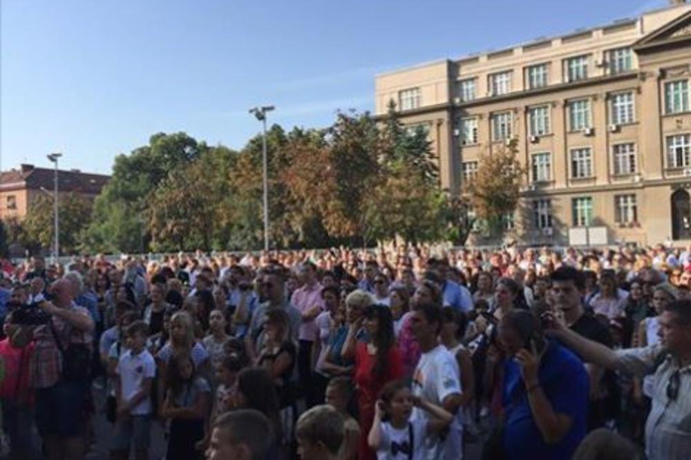 RODITELJI IZ ZEMUNA BRANE DIREKTORA LJUBU SVIM SILAMA: Tražimo hitan sastanak sa premijerkom Anom Brnabić