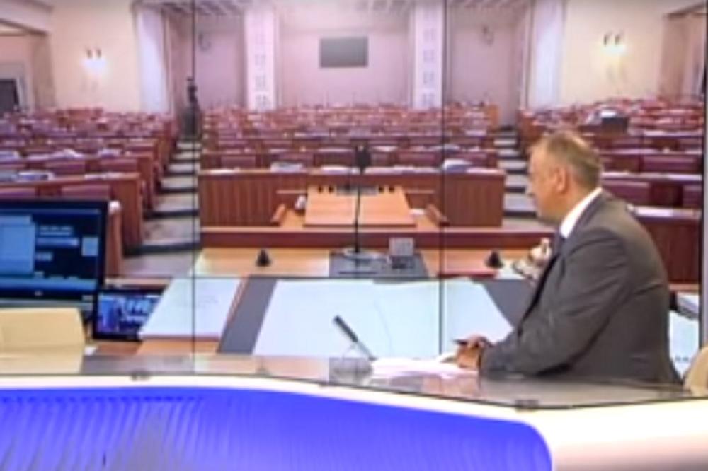 PRIČAO JE 2 MINUTA S PRAZNOM STOLICOM: Hrvatski novinar oduševio region a razlog je genijalan! (VIDEO)