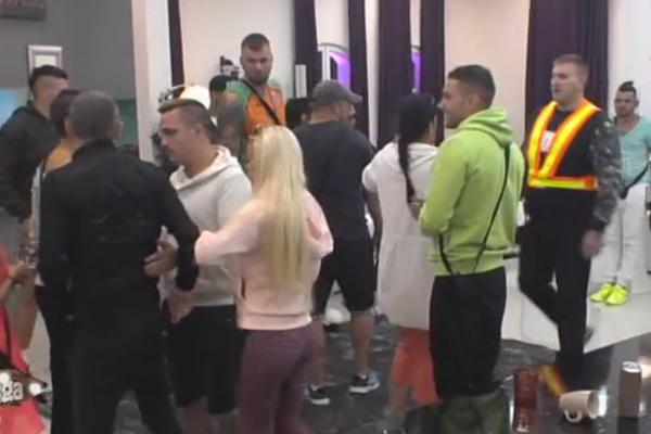 JOŠ JEDAN SKANDAL U ZADRUZI, OVOGA PUTA IZBIO JE HAOS: Mića polivao i čupao Smilju, Žiži pozlilo, zvala POLICIJU, obezbeđenje uletelo!