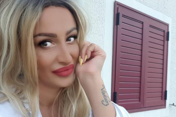 DA LI ANDREANA NOSI PERIKU ZBOG ZDRAVLJA? Evo šta je pevačica otkrila, a vi se ZAPITAJTE