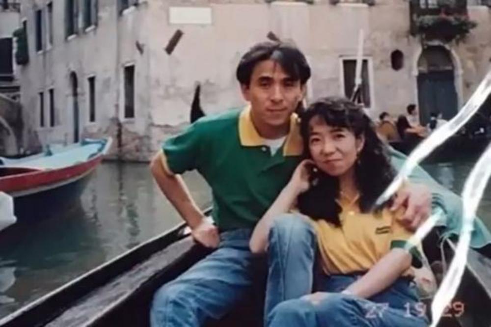 GODINAMA JE ISMEVALA OCA JER STALNO NOSI ISTU MAJICU! Kada je saznala razlog, nije mogla da zaustavi suze! (FOTO)