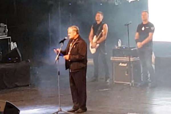 OPROSTI IM BOŽE: Hrvatski biskup na sceni sa Tompsonom, recitovao MOLITVU! (VIDEO)