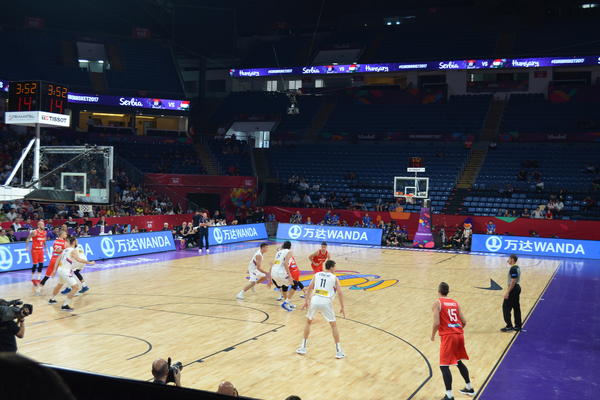 Šta se to dešava sa navijačima na utakmici Srbije i Mađarske?! (FOTO)