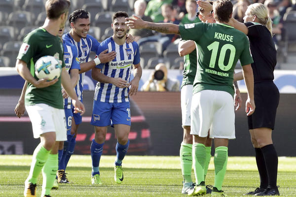 ŽUTI KARTON ĆE OD SADA BITI PRAZNIK! Bundesliga dobila ženskog sudiju, mi se ne bismo bunili da nas pošalje u svlačionicu! (FOTO) (VIDEO)