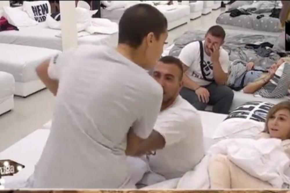 MALOLETNICA U ZADRUZI NAČISTO ODLEPILA: Išamarala Macu, uskočilo obezbeđenje (VIDEO)