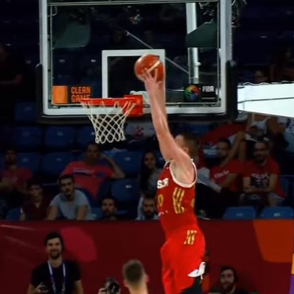 TOP 5 POTEZA DANA EUROBASKETA: Trojka koja je ugasila svetlo u hali i alej-up kojim je lupljen šamar Hrvatima! (VIDEO)