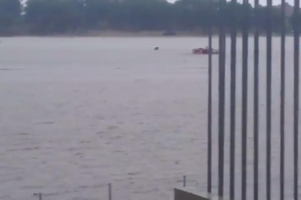 OVAJ POGLED VAM IZGLEDA JEZIVO? Hrvatski vatrogasci zarobljeni na krovu gledali su kako ova bujica nosi sve pred sobom! (VIDEO)