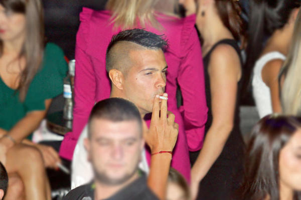 Lola Smiljanić sa bivšim saigračem potapao splav! Čašu i cigaru nije ispuštao, ali zato uz njega nije bilo nečeg na šta smo navikli da uvek bude! (FOTO)