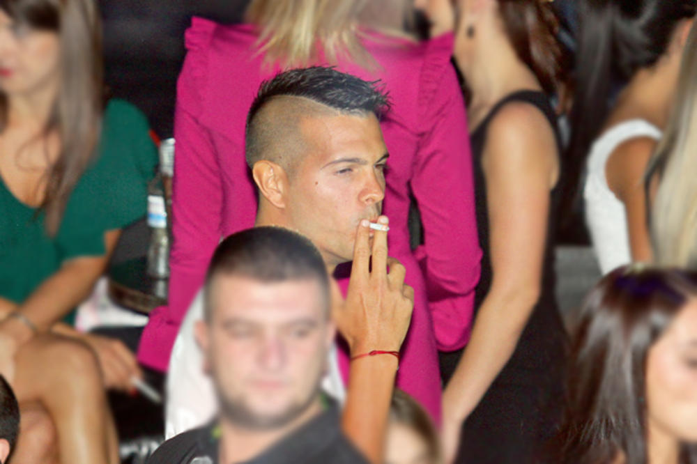 Lola Smiljanić sa bivšim saigračem potapao splav! Čašu i cigaru nije ispuštao, ali zato uz njega nije bilo nečeg na šta smo navikli da uvek bude! (FOTO)