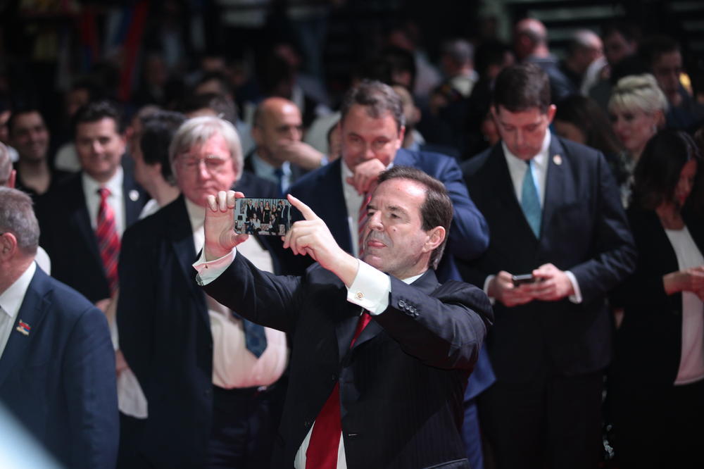 PRVO POKORNI SLUGA, A ONDA TOTALNI PREOKRET! Bogoljub Karić: Ja sam SRPSKI TRAMP i hoću da budem PREMIJER SRBIJE!