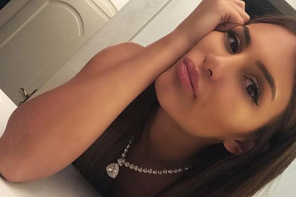 BOG JE STVORIO LEPOTICU! ISTA CECA! Anastasija je za svadbu obukla belu haljinu, a onda je usledila lavina komentara! (FOTO)