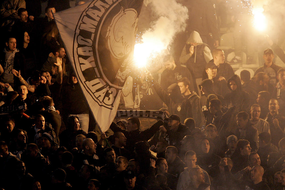 EKSPLOZIJA NEZADOVOLJSTVA! Miroslav Đukić i igrači Partizana na meti POBESNELIH GROBARA! (VIDEO)
