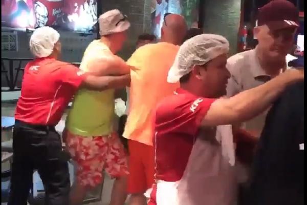 NEKADA PO KAFANAMA, DANAS PO KFC RESTORANIMA! Potukli se navijači Mančestera i Lidsa, a umešali se i radnici lokala! (VIDEO)