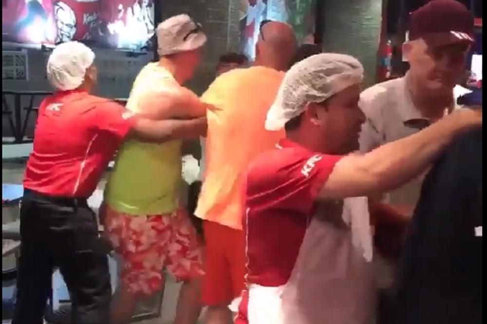 NEKADA PO KAFANAMA, DANAS PO KFC RESTORANIMA! Potukli se navijači Mančestera i Lidsa, a umešali se i radnici lokala! (VIDEO)