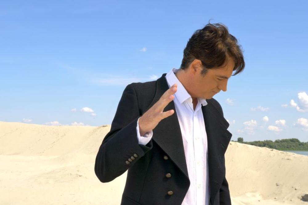 PRVI PUT U KARIJERI! Svojim glasom slama ženska srca, a sada je URADIO hit pesmu za seriju!