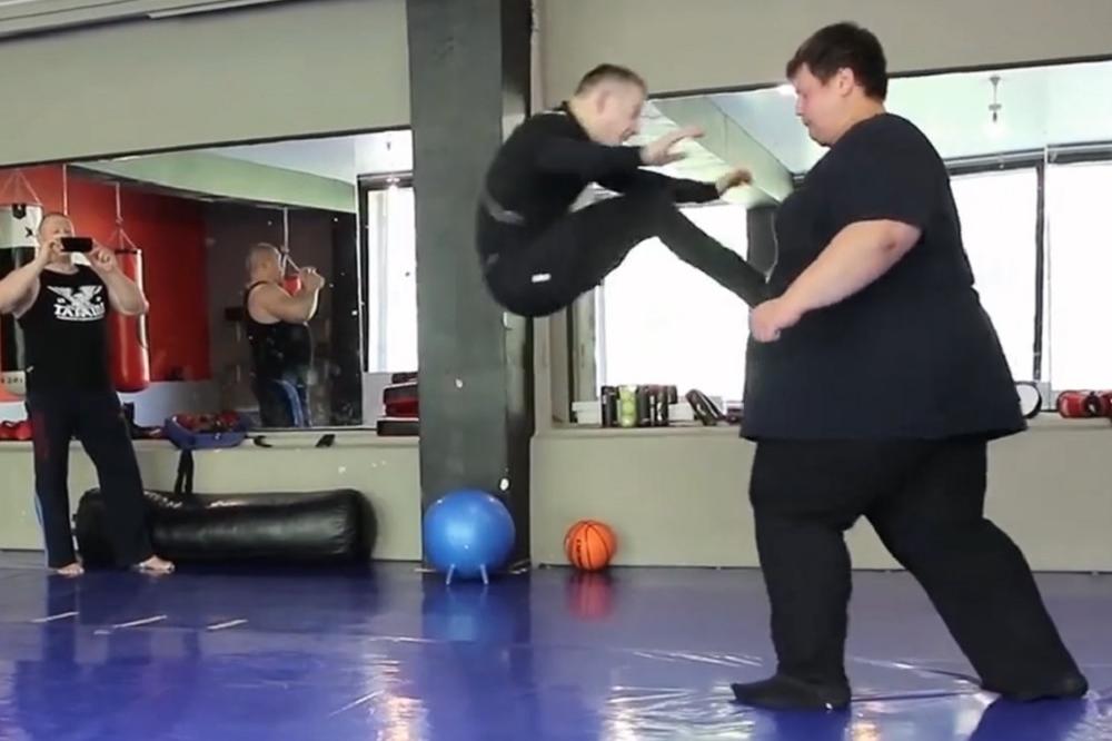 60 KILA NASPRAM 260 KG! Rusi testirali kako bi izgledala borba superteške i pero kategorije! (VIDEO)