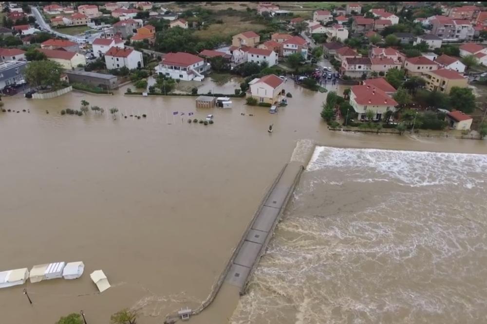 APOKALIPSA U HRVATSKOJ: Grad POTPUNO potopljen, JEZIVE SCENE KRUŽE REGIONOM (VIDEO)