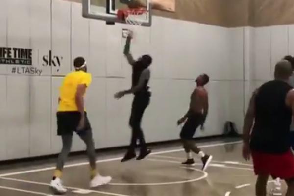 Partija basketa u kraju: Melo, Pol i Harden na jednoj, Vestbruk i Farid na drugoj strani, a mrežice se usijale! (VIDEO)