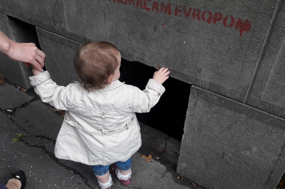 U OVOME JE KLJUČ VASPITANJA SREĆNOG DETETA: Psiholog otkrio kako da ga NE PRATI LOŠA SREĆA