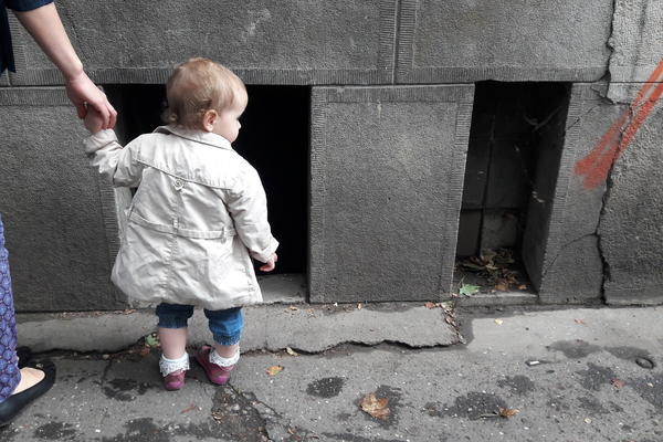 SMRTONOSNA ZAMKA ZA DECU U CENTRU BEOGRADA! Na 10 metara od vrtića - PROVALIJA! (FOTO)