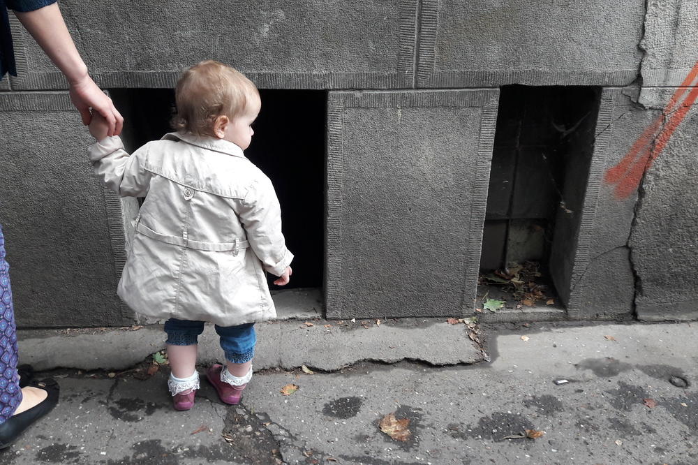 SMRTONOSNA ZAMKA ZA DECU U CENTRU BEOGRADA! Na 10 metara od vrtića - PROVALIJA! (FOTO)