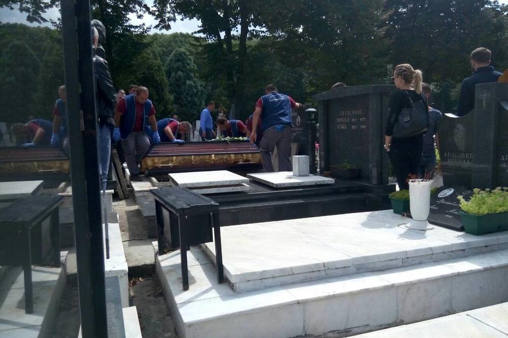 ŽENA SE POJAVLJIVALA NA SVAKOJ SAHRANI: Kada je otkriveno zašto, svi su je mrzeli!