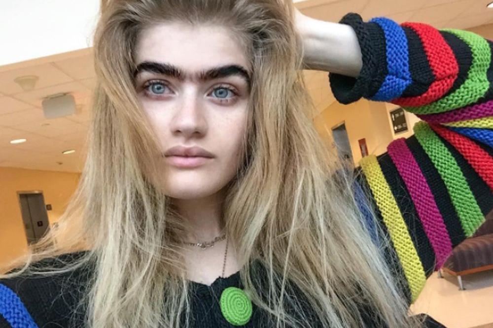 FURA JEDNU OBRVU I NIJE JE BLAM Ova manekenka se odrekla pincete i postala predmet podsmeha, a razlog je još luđi od njenog izgleda! (FOTO)