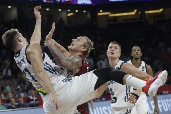 Meč koji će se dugo, dugo pamtiti! Slovenija posle trilera zakazala megdan sa Španijom! (VIDEO)