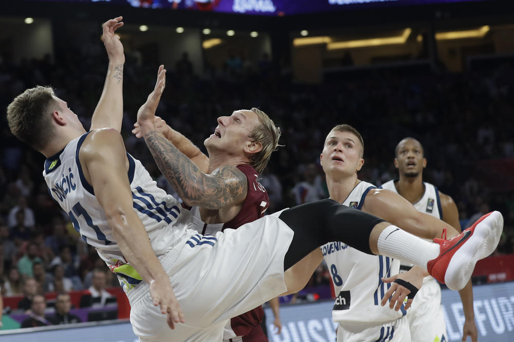 Meč koji će se dugo, dugo pamtiti! Slovenija posle trilera zakazala megdan sa Španijom! (VIDEO)