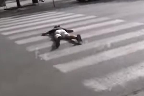 LESKOVAČKI IZAZOV: Ovi mladići iskaču pred automobile, ugrožavaju živote ljudi, provociraju građane - I SVE TO SNIMAJU KAMEROM! (VIDEO)