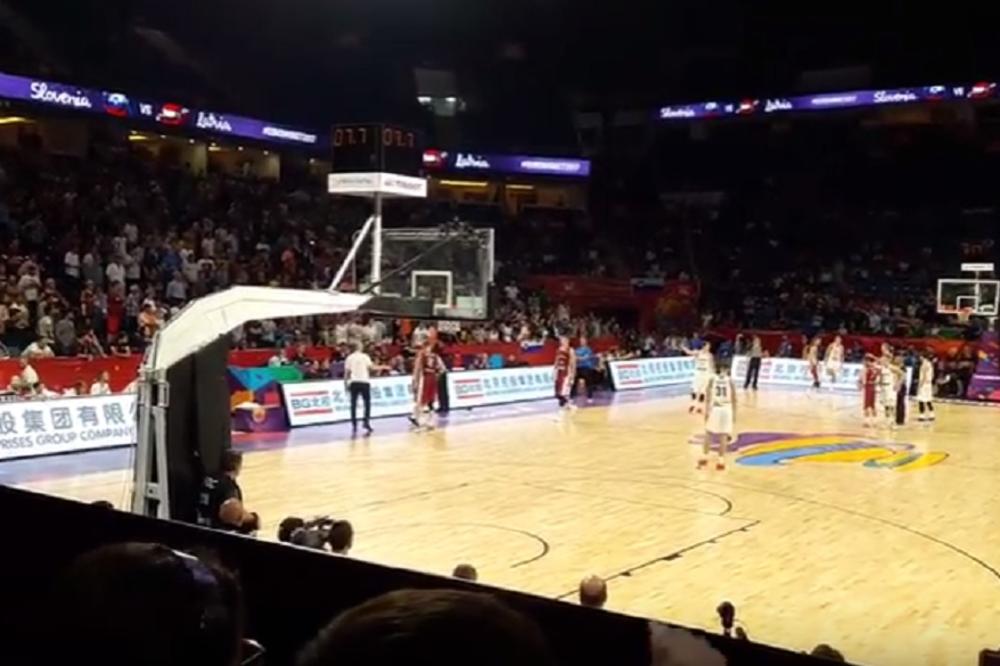 NEMILE SCENE! Davis Bertans izgubio kompas posle poraza od Slovenije, sudija osetio njegov bes! (VIDEO)