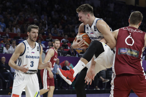 HIT fotografija Dončića i Dragića: Juče su skinuli skalp velikoj Španiji, a šta su radili zajedno pred deset godina! (FOTO)