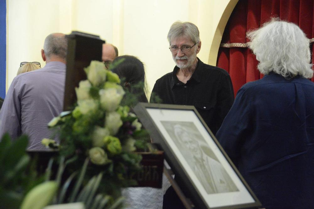 POSLEDNJE ADIO LEGENDARNOM SMOKIJU! JUGOSLOVENSKI glumac ispraćen na večni počinak, tišina i suze unuke i brata!(FOTO) (VIDEO)