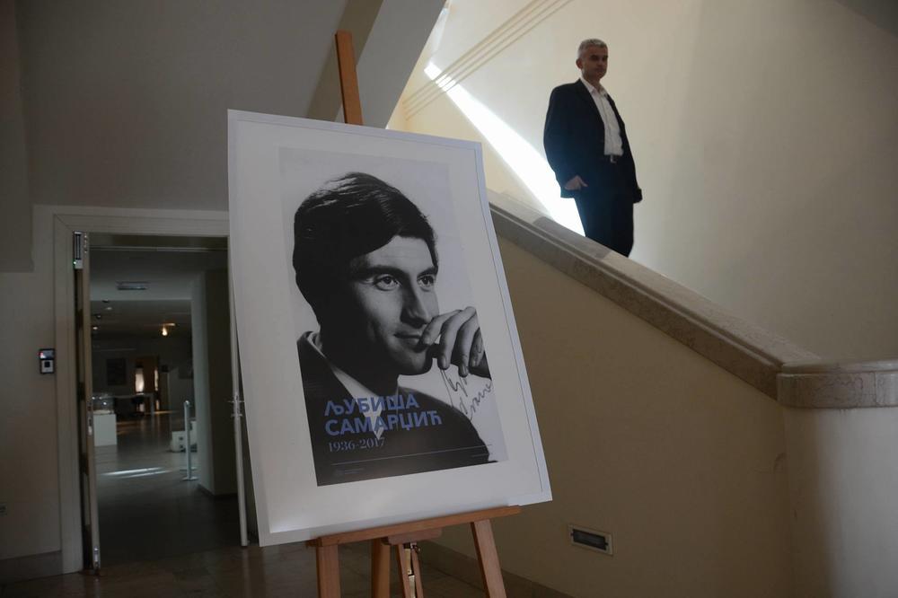 U VREMENU TETOVAŽA I SILIKONA, OSTALI SMO BEZ NJEGA : Kolege, glumci, političari emotivnim GOVORIMA se oprostili od Smokija (VIDEO)