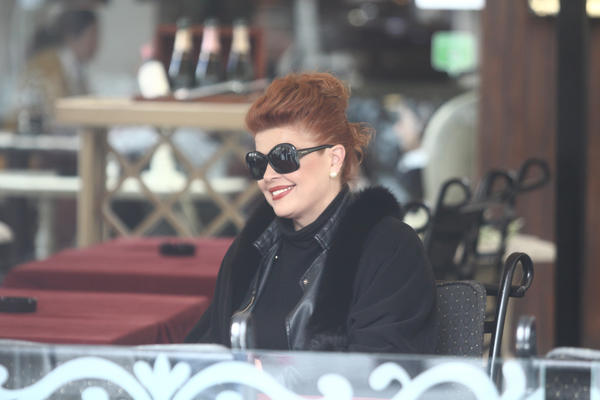 PIJANA MIA BEGOVIĆ VREĐALA SAOBRAĆAJCE: Nazivala ih Srbima i plaćenicima, pa završila u policiji!