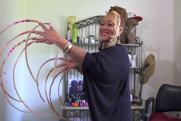 UŽASNO ILI TOTALNO KUL? Ona ima najduže nokte na svetu! SVI SE PITAJU KAKO ŽIVI?! (VIDEO)