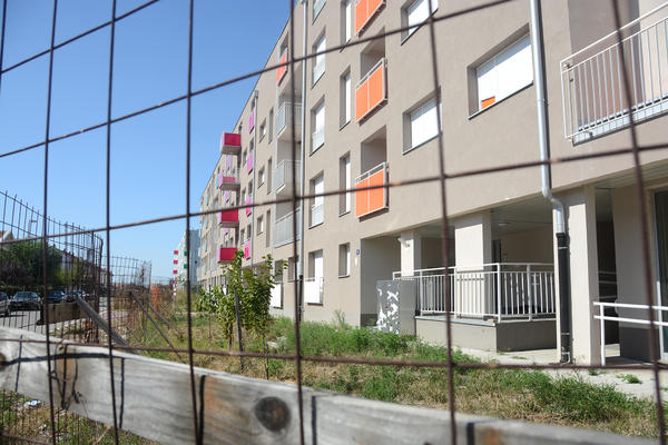 DRŽAVNA BRUKA U ZEMUN POLJU! Izgradili 1.000 stanova, pa pustili DA IH PLJAČKAJU I UNIŠTAVAJU umesto da usele ljude! (FOTO)