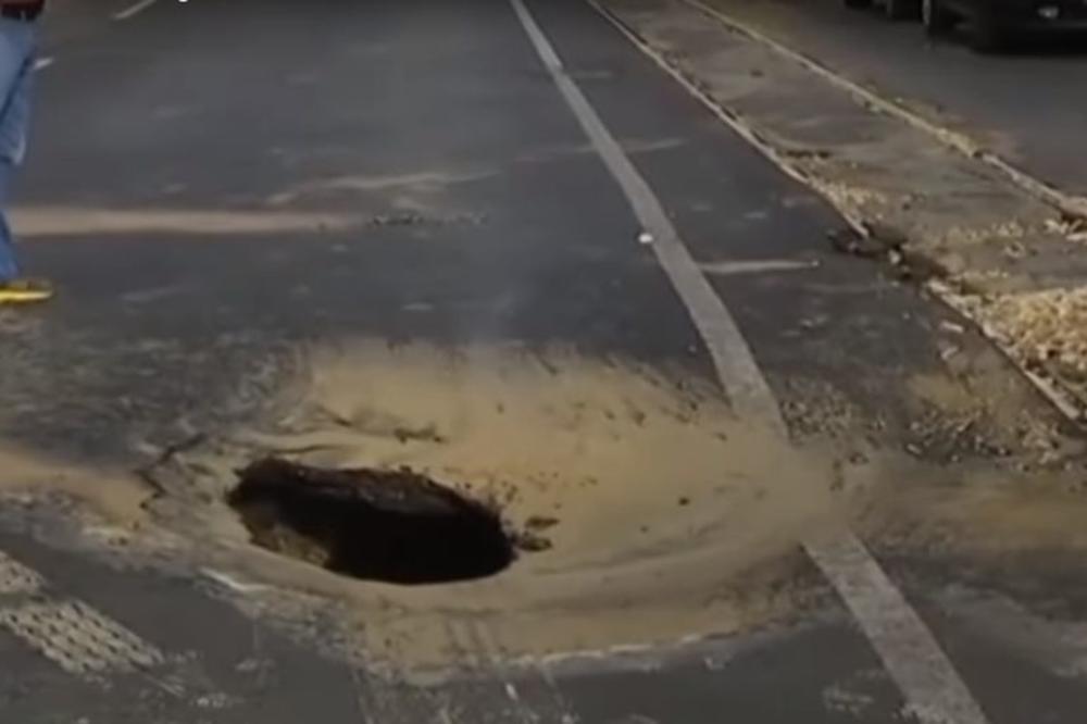 STRAVA I UŽAS! U centru Beograda autobus UPAO U RUPU!