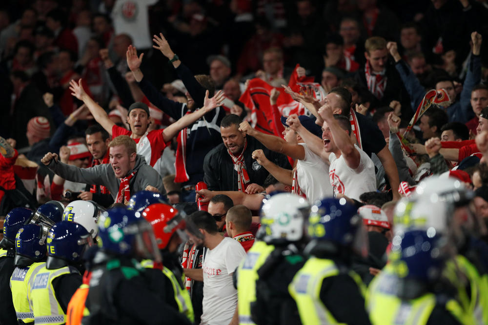 GEST NAVIJAČA KELNA KOJI JE ZADIVIO SRBIJU I KUPIO IM POŠTOVANJE DELIJA: Proverili smo u Zvečanskoj, evo i koliko su paketa karata poklonili! (FOTO) (VIDEO)