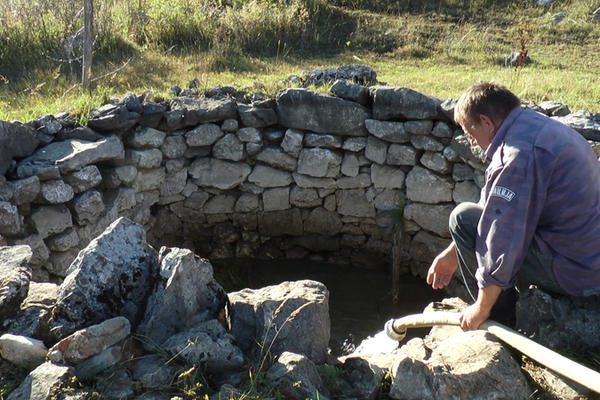 KUPAMO SE JEDNOM MESEČNO, PIJEMO KIŠNICU: Iz ove srpske opštine ljudi će morati DA SE SELE