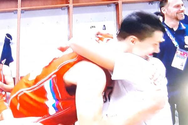 A KAKO JE BILO U SVLAČIONICI SRBIJE? Upada Luča i prvi koga pozdravlja je Jović! I to specijalnim pozdravom! (VIDEO)