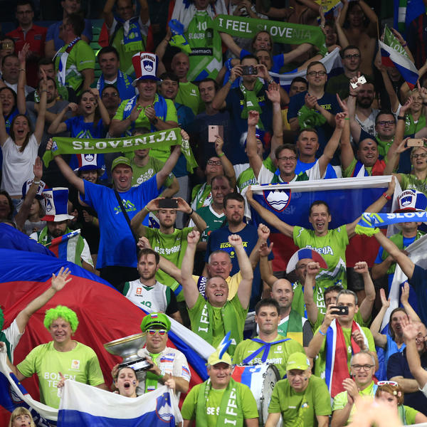 VI STE NAŠA BRAĆA! Slovenci i Srbi grmeli u Istanbulu - Kosovo je srce Srbije! (VIDEO)