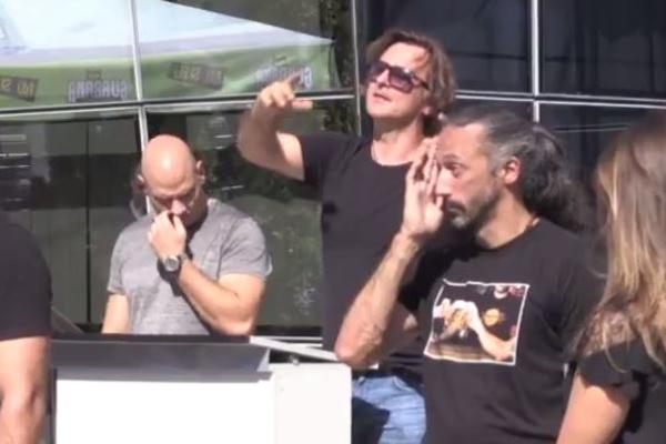 PROTESTOM PROTIV PROTESTA: Mitrović diriguje ispred Pinka i bukom pokušava da omete protest Dveri!