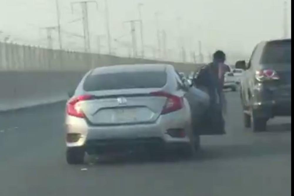 PRIĐI MU JOŠ MALO DA GA NABODEM: Neverovatan snimak zabeležen na auto-putu! (VIDEO)