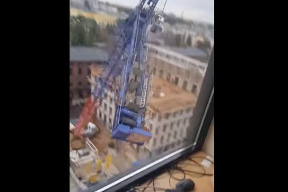 SNIMAK STRAVIČNE NESREĆE: Srušio se džinovski KRAN, poginuo radnik! (VIDEO)